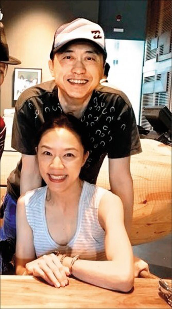 默默結婚9年了！哈林驚喜曬「50歲主播妻合照」　神凍齡網看傻：「一點都不像2個孩子的媽❤️」