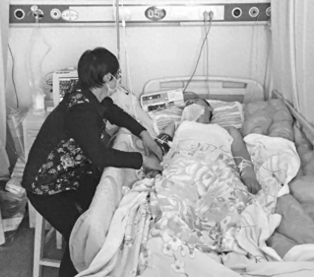 一摔成植物人！暖心岳母「不離棄顧10年」把女婿當兒子　怎料他清醒後「說了一句話」