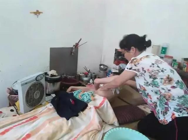 一摔成植物人！暖心岳母「不離棄顧10年」把女婿當兒子　怎料他清醒後「說了一句話」