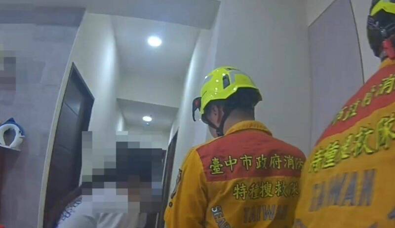 「受困20樓廚房」43小時！她破門、爬通風管都沒用　機警「拿番茄醬寫一字」終於獲救