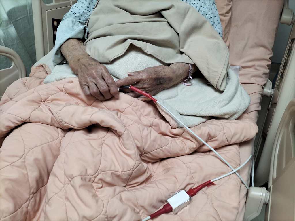 被到送養老院！86歲嬤「因女兒一句話」狂打自己巴掌　崩潰喊叫「誰都嫌棄我」真相卻讓人搖頭