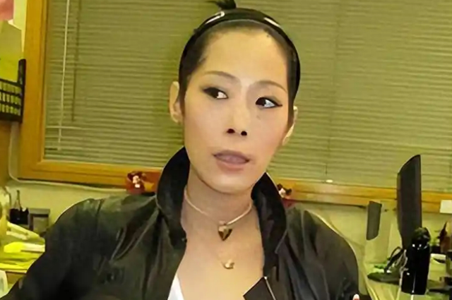 曾力壓王菲！當年的歌壇天后「58歲卻流落街頭」　靠撿垃圾維生「全身骨瘦如柴」早無昔日光彩...