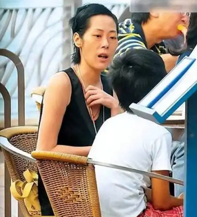 曾力壓王菲！當年的歌壇天后「58歲卻流落街頭」　靠撿垃圾維生「全身骨瘦如柴」早無昔日光彩...
