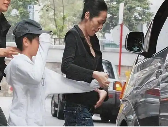 曾力壓王菲！當年的歌壇天后「58歲卻流落街頭」　靠撿垃圾維生「全身骨瘦如柴」早無昔日光彩...