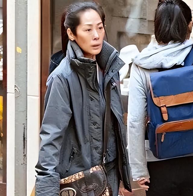 曾力壓王菲！當年的歌壇天后「58歲卻流落街頭」　靠撿垃圾維生「全身骨瘦如柴」早無昔日光彩...