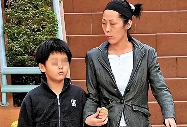 曾力壓王菲！當年的歌壇天后「58歲卻流落街頭」　靠撿垃圾維生「全身骨瘦如柴」早無昔日光彩...