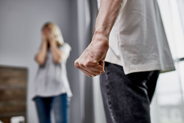 不堪長期家暴！15歲少年「私刑處理爸爸」遭逮捕　激動問：「我罪大惡極嗎？」