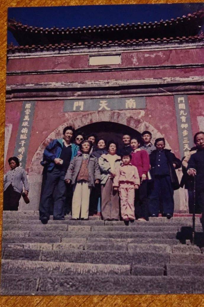 自稱是中國人！昔日台灣偶像劇男神「回山東老家尋親」　PO自拍照「收麥子生啃大蔥」樂喊：回到小時候