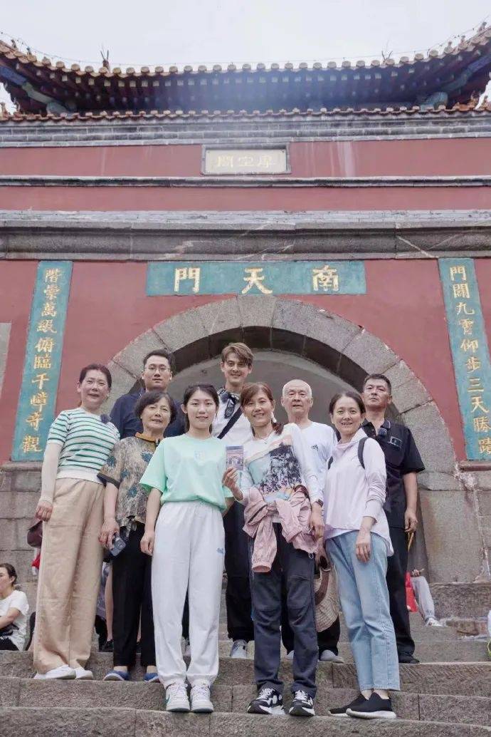 自稱是中國人！昔日台灣偶像劇男神「回山東老家尋親」　PO自拍照「收麥子生啃大蔥」樂喊：回到小時候