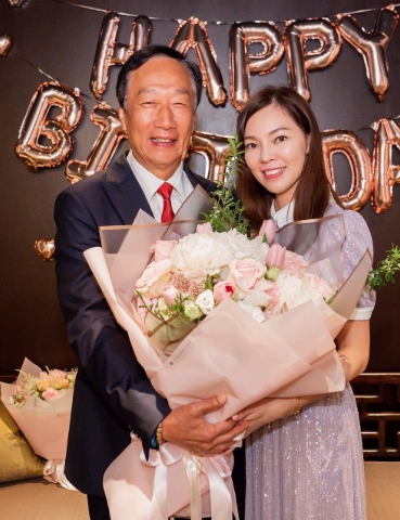 郭台銘愛女16歲了！氣質長髮「承襲母親美貌」超驚豔　曾馨瑩驕傲「她到偏鄉當老師了」
