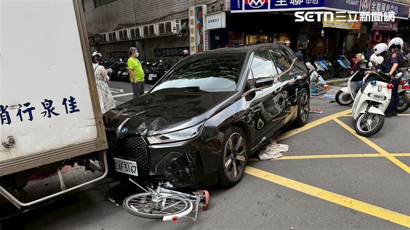 快訊／北市74歲翁「開BMW失控狂輾」連撞16車！多車變形碎裂「目前狀況曝光」