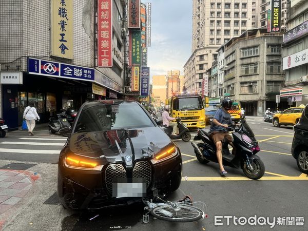快訊／北市74歲翁「開BMW失控狂輾」連撞16車！多車變形碎裂「目前狀況曝光」