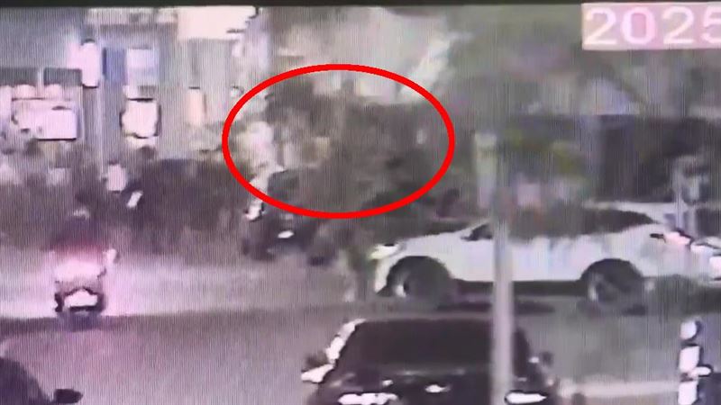 民宅深夜大火「烈焰竄天」！61歲老父親「緊抱4歲兒」一躍而下...驚險畫面曝光