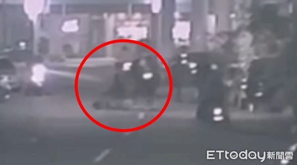 民宅深夜大火「烈焰竄天」！61歲老父親「緊抱4歲兒」一躍而下...驚險畫面曝光