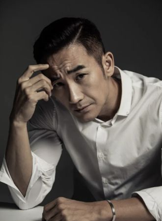又一「愛家好男人」崩毀！51歲男星「被爆買春偷吃」妻崩潰流產　竟大度原諒尪「復出被嗆爆」 　　