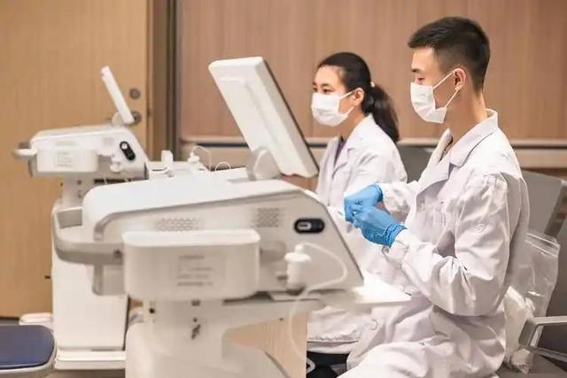 拯救無數性命！55歲醫界大咖「竟從17樓一躍而下」　知情人曝「遺書內容」令人心碎