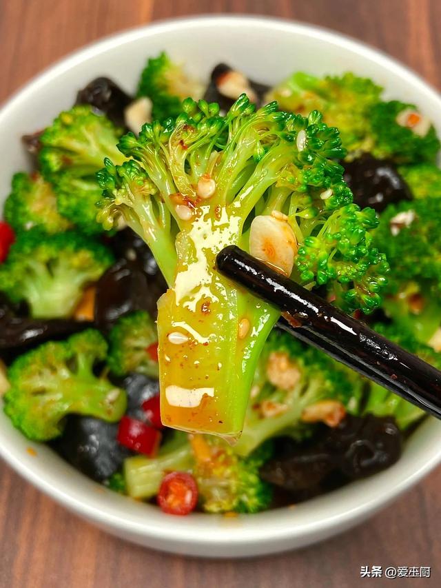 不想一年身體賭！夏天越熱，「這4種排毒菜」越要多吃　 