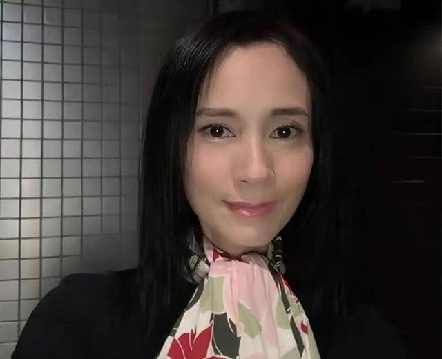 昔日三級片爆紅！54歲女星「息影當上班族」突控：遭無情解僱　崩潰「被很多手段折磨」