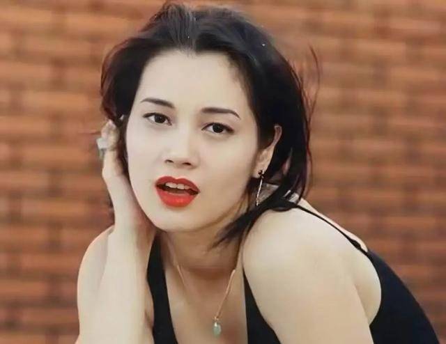 昔日三級片爆紅！54歲女星「息影當上班族」突控：遭無情解僱　崩潰「被很多手段折磨」