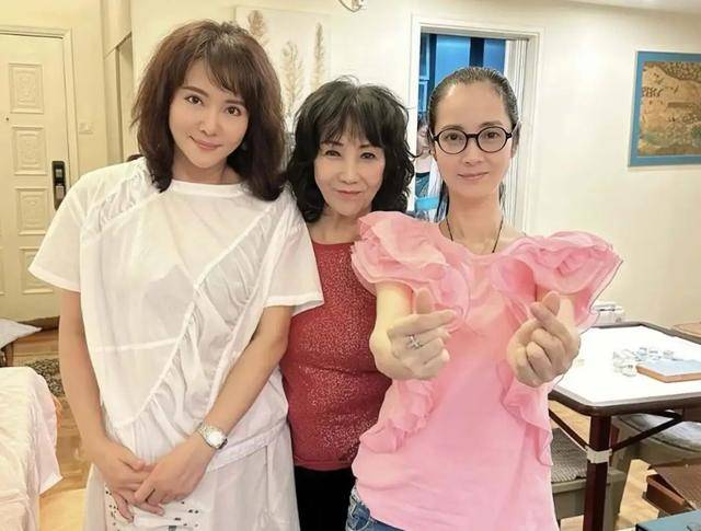 昔日三級片爆紅！54歲女星「息影當上班族」突控：遭無情解僱　崩潰「被很多手段折磨」