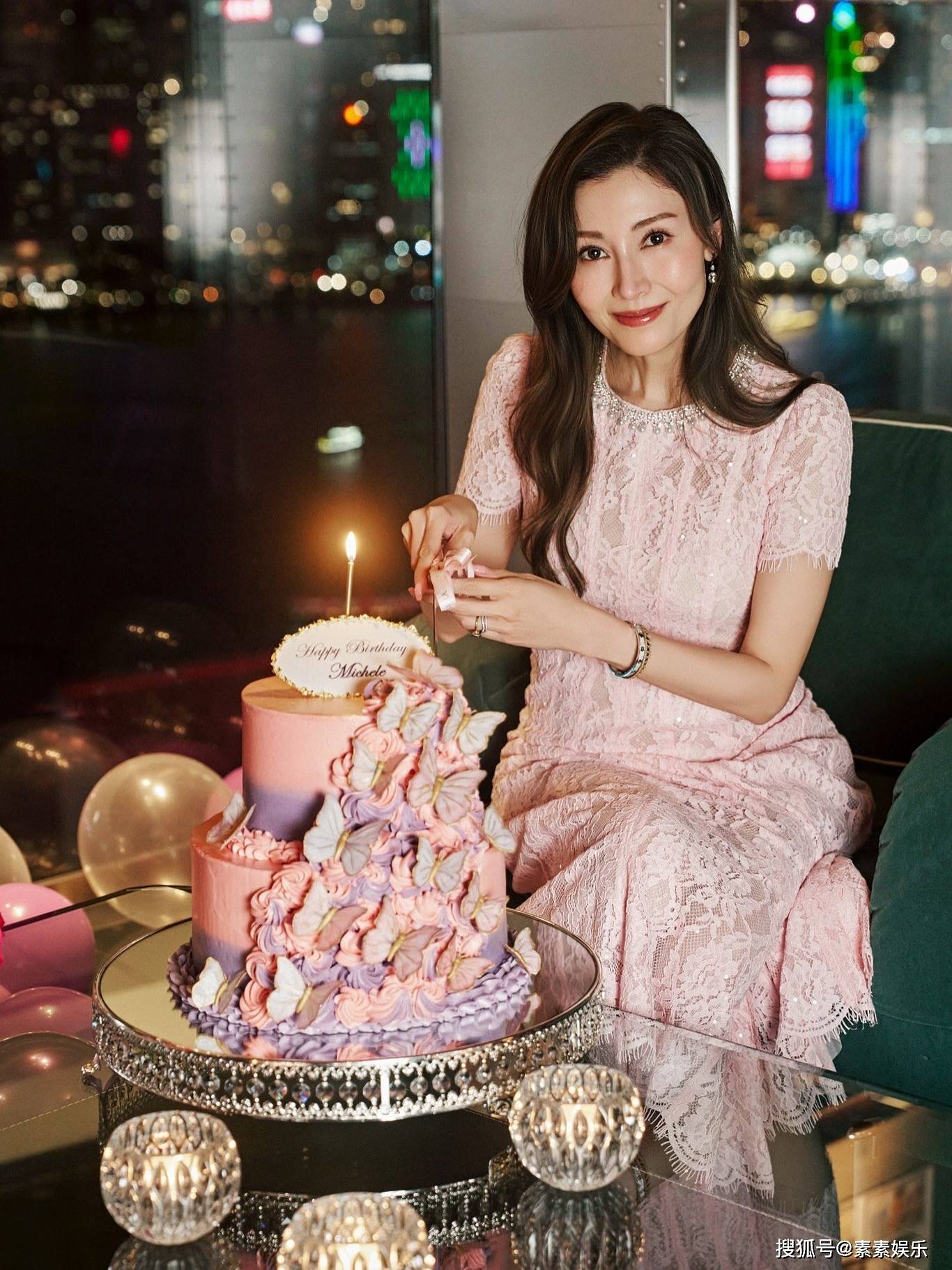 甜嫁富商16年！55歲女星慶生「奢華畫面曝光」　換下粉紅長裙「第二套驚艷全場」：深V到肚擠