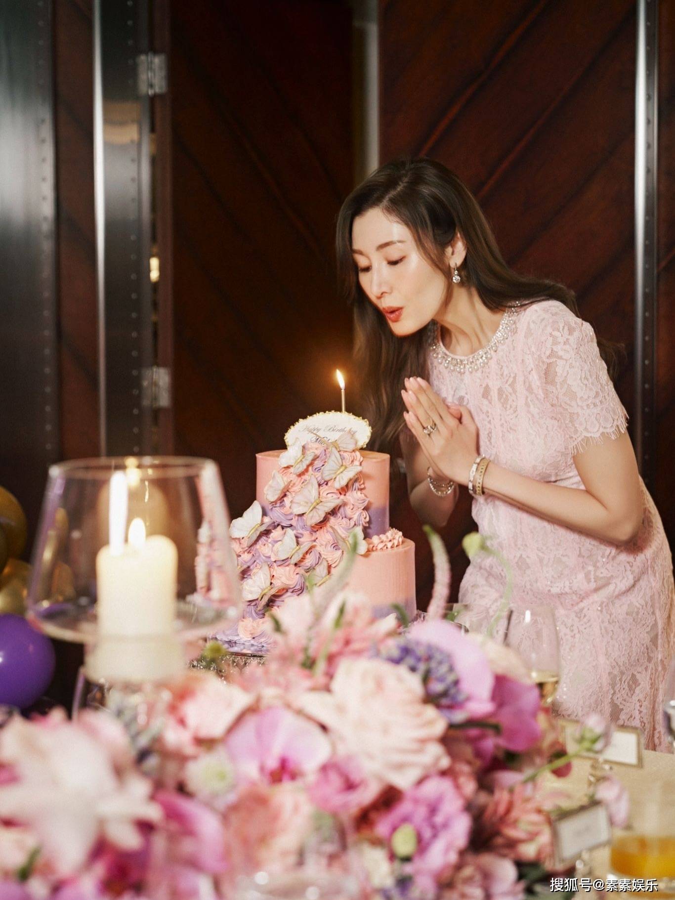 甜嫁富商16年！55歲女星慶生「奢華畫面曝光」　換下粉紅長裙「第二套驚艷全場」：深V到肚擠