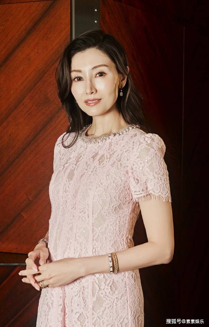 甜嫁富商16年！55歲女星慶生「奢華畫面曝光」　換下粉紅長裙「第二套驚艷全場」：深V到肚擠