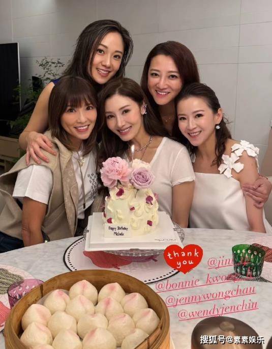 甜嫁富商16年！55歲女星慶生「奢華畫面曝光」　換下粉紅長裙「第二套驚艷全場」：深V到肚擠