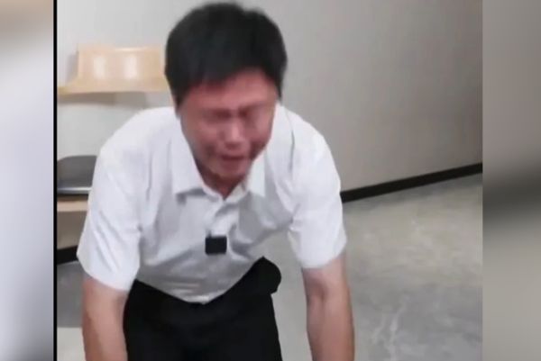 身分註銷回不了台灣！他下跪磕頭道歉：「阿嬤請原諒不孝孫」　驚人身分曝光