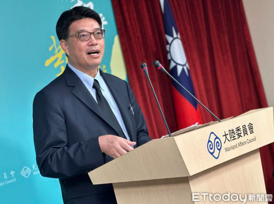 身分註銷回不了台灣！他下跪磕頭道歉：「阿嬤請原諒不孝孫」　驚人身分曝光