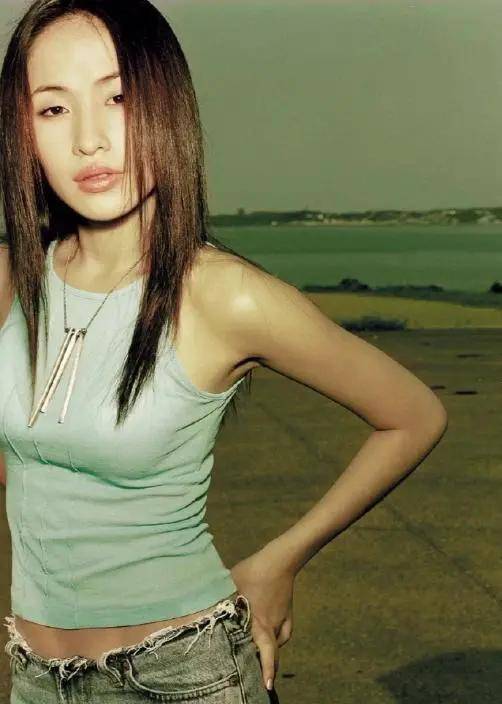 經歷5次手術！45歲歌后久違復出「被拍到暴瘦臉凹」　網友往下一看「紛紛留言道歉」：女王回歸了