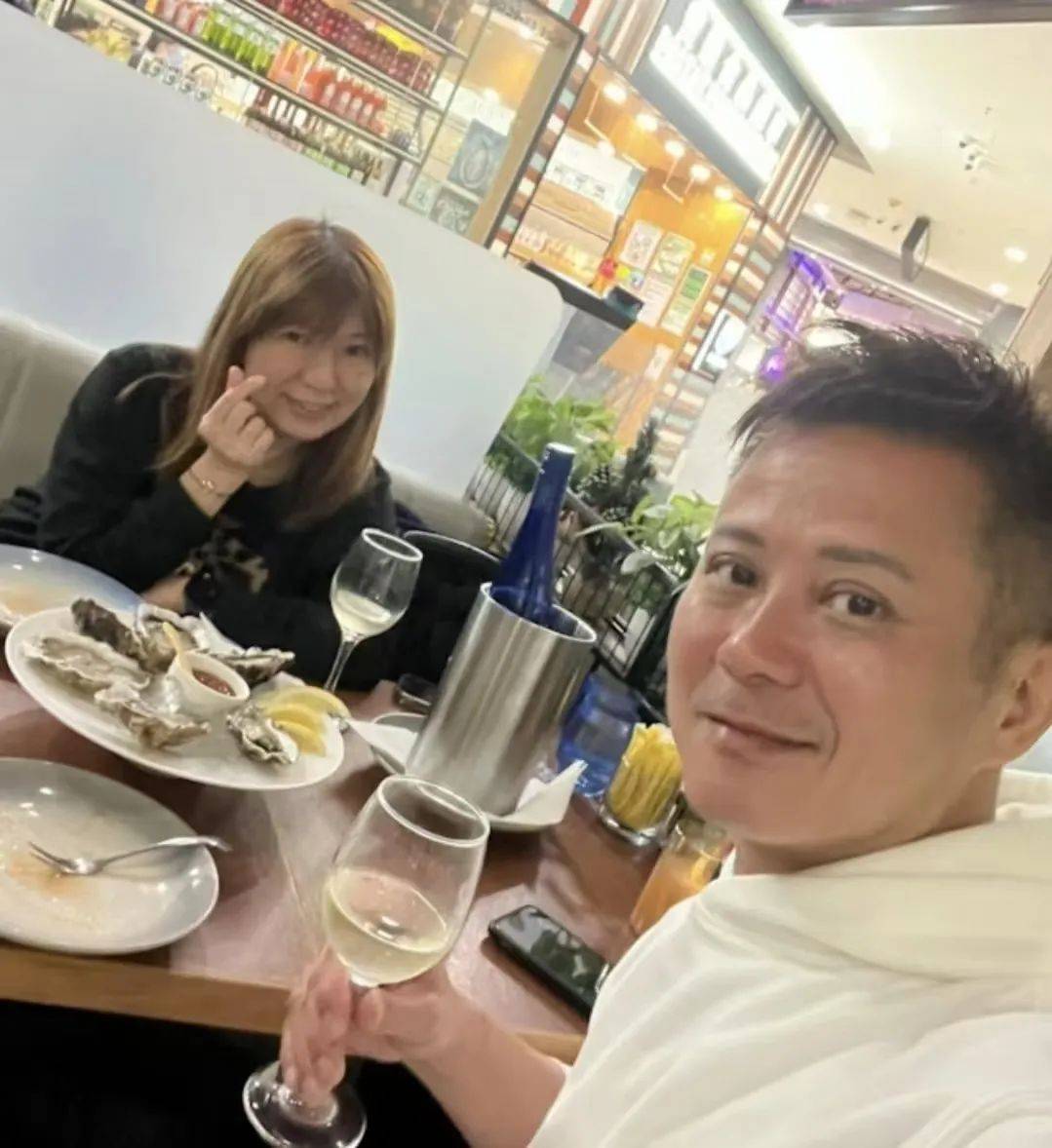 曾是金牌綠葉！51歲資深男星「街上擺攤求生」被全程目擊　遭嘲諷墮落「1句話霸氣回應」網一面倒讚翻