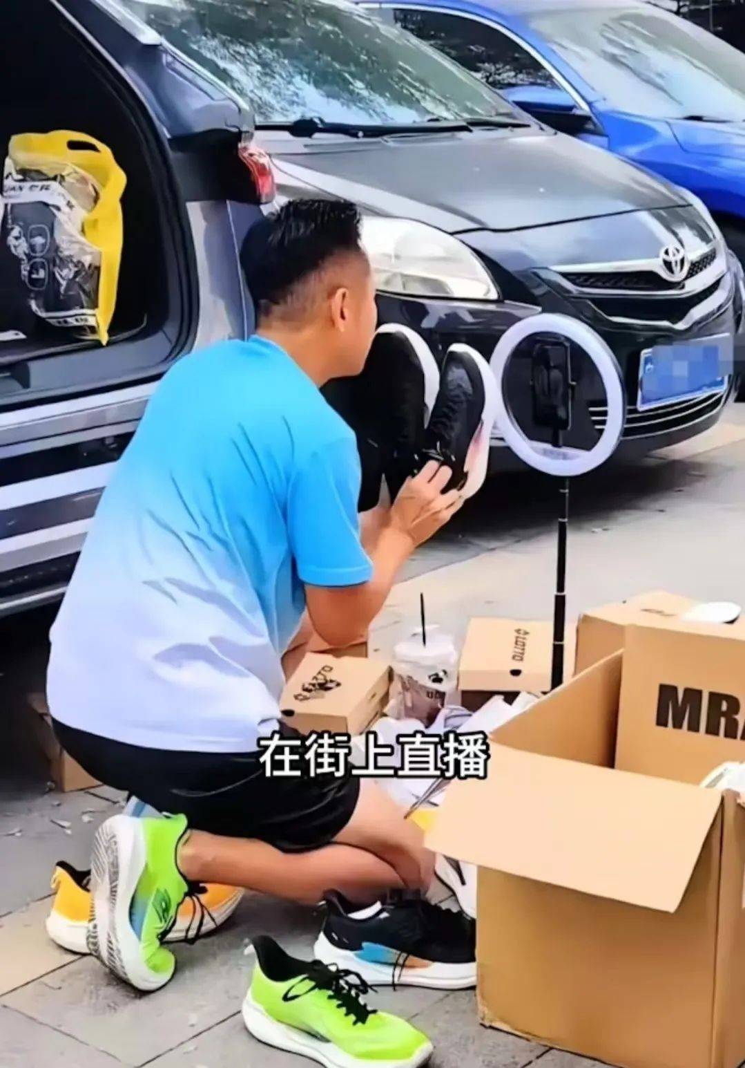 曾是金牌綠葉！51歲資深男星「街上擺攤求生」被全程目擊　遭嘲諷墮落「1句話霸氣回應」網一面倒讚翻