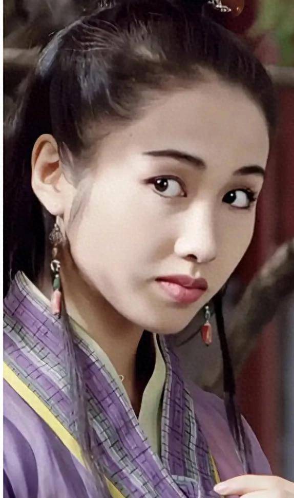又一女神走針？53歲女星「凸頂泡麵頭現身」彷彿老10歲　「曬父女合照」無懼批評：優雅接受衰老