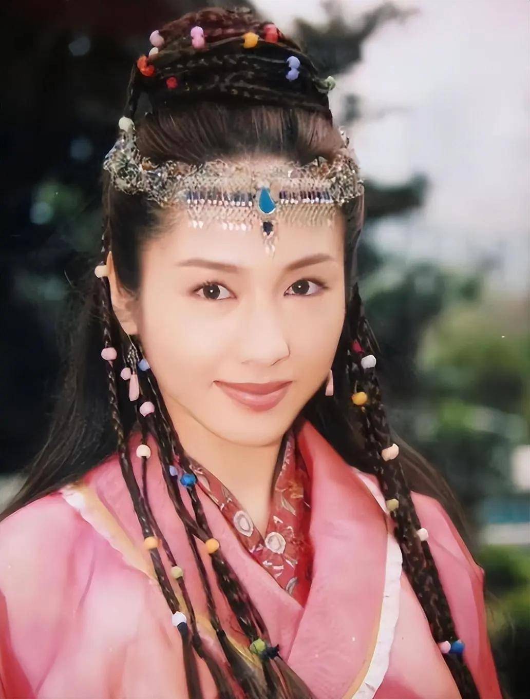 又一女神走針？53歲女星「凸頂泡麵頭現身」彷彿老10歲　「曬父女合照」無懼批評：優雅接受衰老