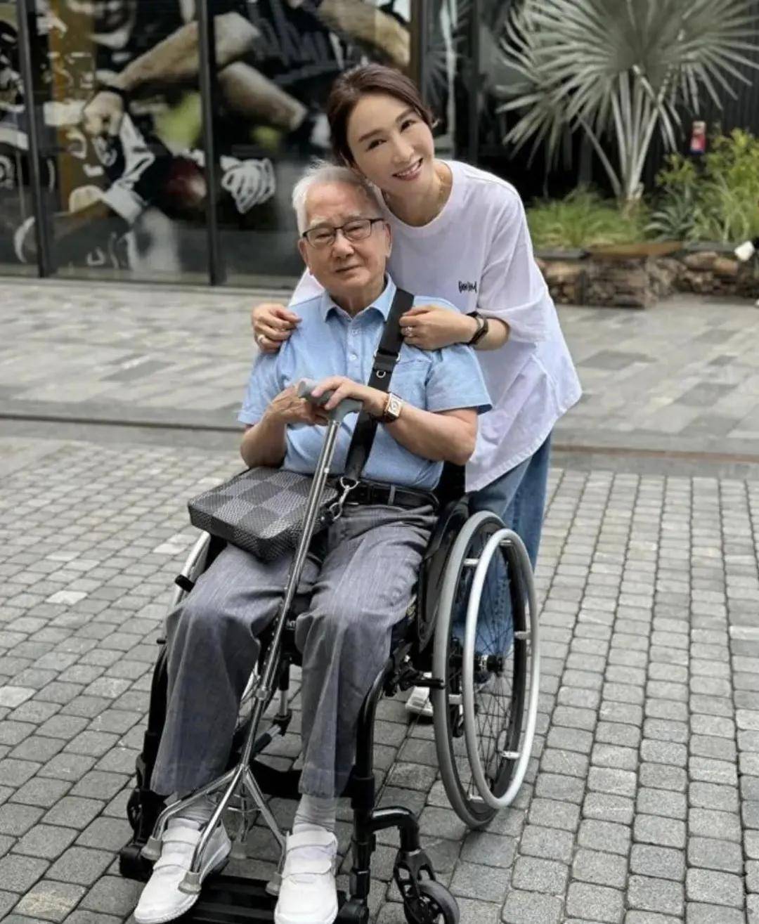 又一女神走針？53歲女星「凸頂泡麵頭現身」彷彿老10歲　「曬父女合照」無懼批評：優雅接受衰老