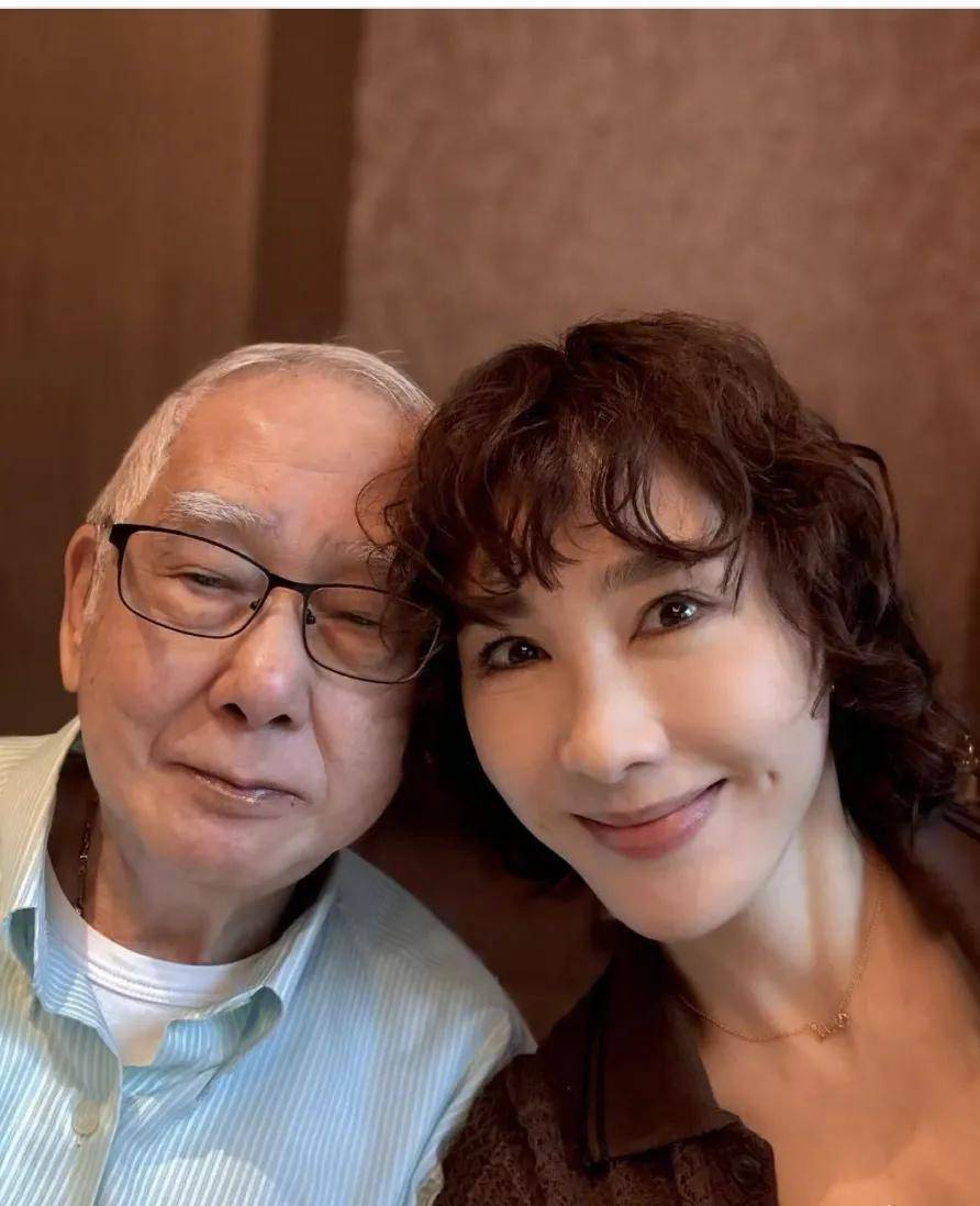 又一女神走針？53歲女星「凸頂泡麵頭現身」彷彿老10歲　「曬父女合照」無懼批評：優雅接受衰老