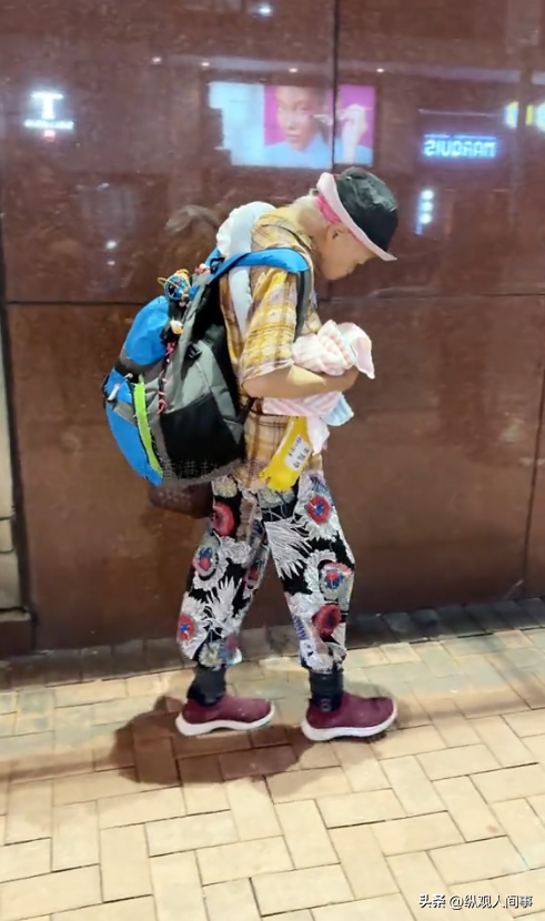 以為是失智老人！「她穿舊衣、背家當」一瘸一拐流浪　沒想到「一轉正臉」周潤發被罵翻