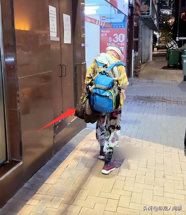以為是失智老人！「她穿舊衣、背家當」一瘸一拐流浪　沒想到「一轉正臉」周潤發被罵翻