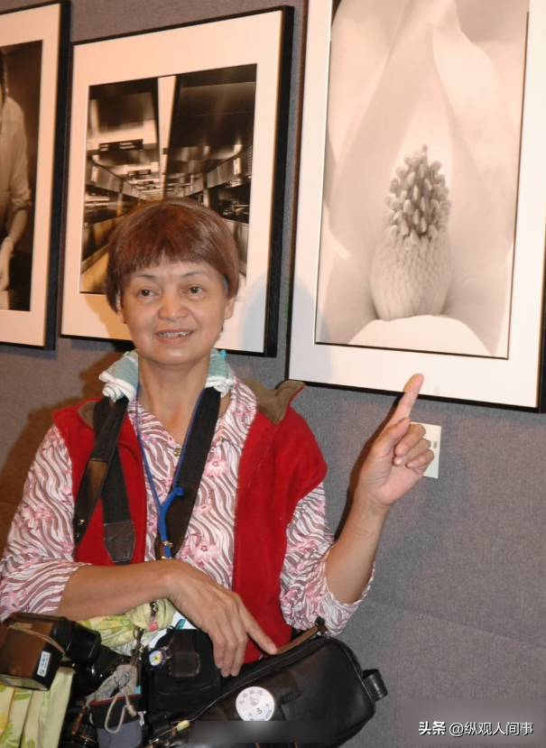 以為是失智老人！「她穿舊衣、背家當」一瘸一拐流浪　沒想到「一轉正臉」周潤發被罵翻