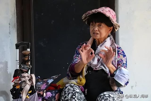 以為是失智老人！「她穿舊衣、背家當」一瘸一拐流浪　沒想到「一轉正臉」周潤發被罵翻