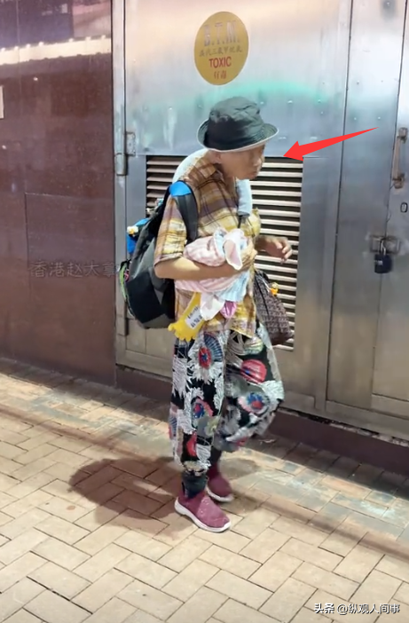 以為是失智老人！「她穿舊衣、背家當」一瘸一拐流浪　沒想到「一轉正臉」周潤發被罵翻