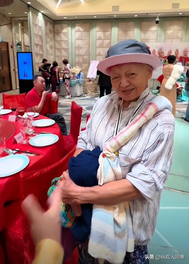 以為是失智老人！「她穿舊衣、背家當」一瘸一拐流浪　沒想到「一轉正臉」周潤發被罵翻