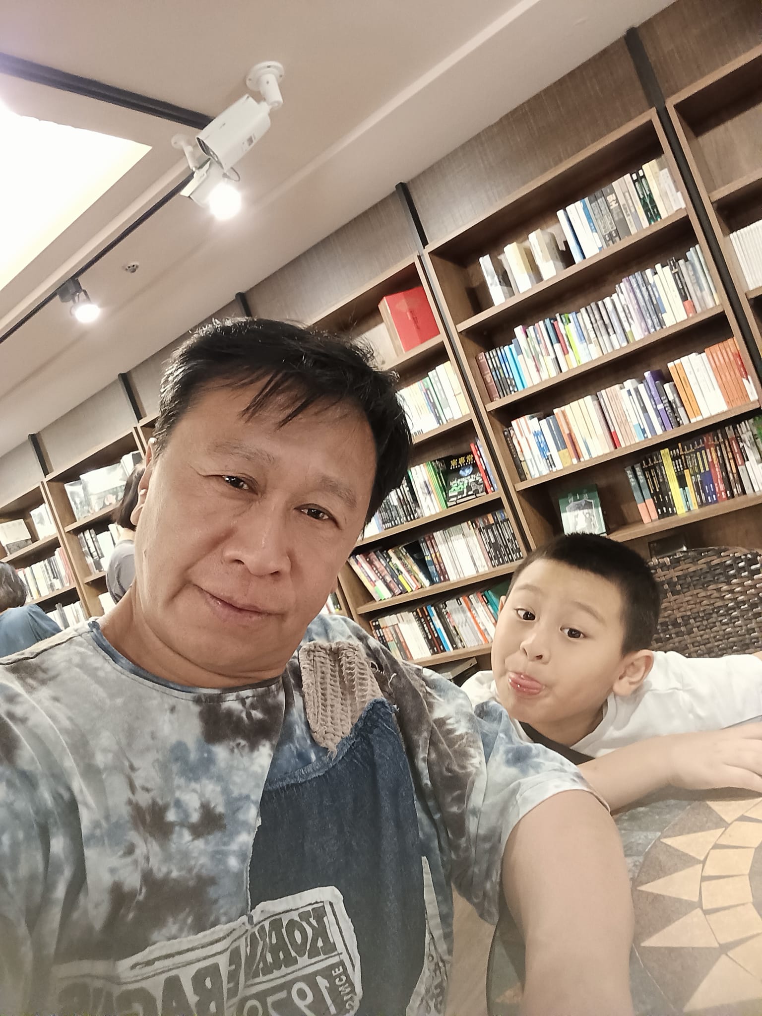 57歲金鐘影帝游安順宜蘭新生活 投資民宿與燒肉店3個月狂賺200萬
