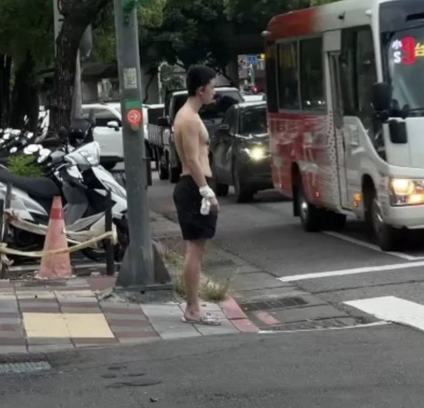 孫安佐被目睹「光身子站路邊發呆」！經紀人曝現況：的確令人擔憂