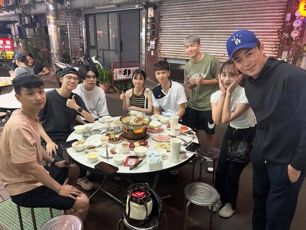 45歲男神超親民！路邊吃火鍋「大方素顏合照」打扮樸素　臉部粗糙「卻無皺紋」：接受自然衰老