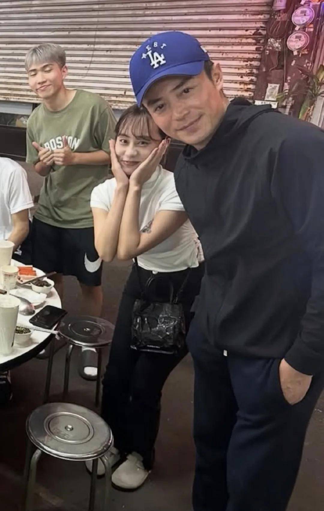 45歲男神超親民！路邊吃火鍋「大方素顏合照」打扮樸素　臉部粗糙「卻無皺紋」：接受自然衰老