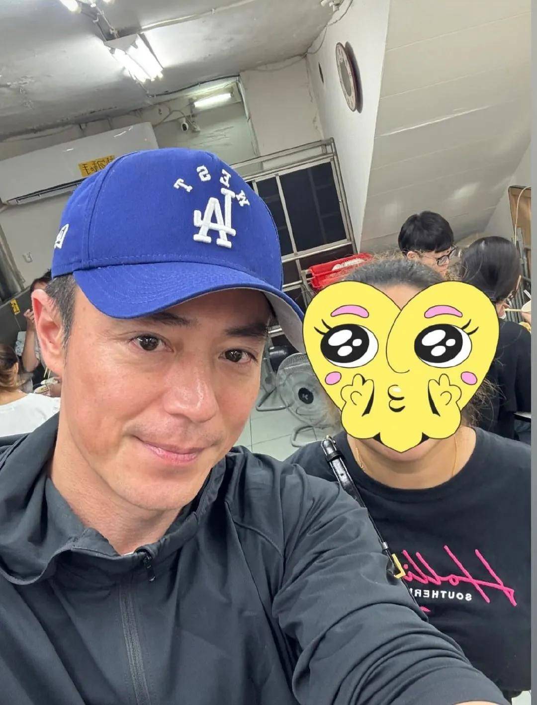 45歲男神超親民！路邊吃火鍋「大方素顏合照」打扮樸素　臉部粗糙「卻無皺紋」：接受自然衰老