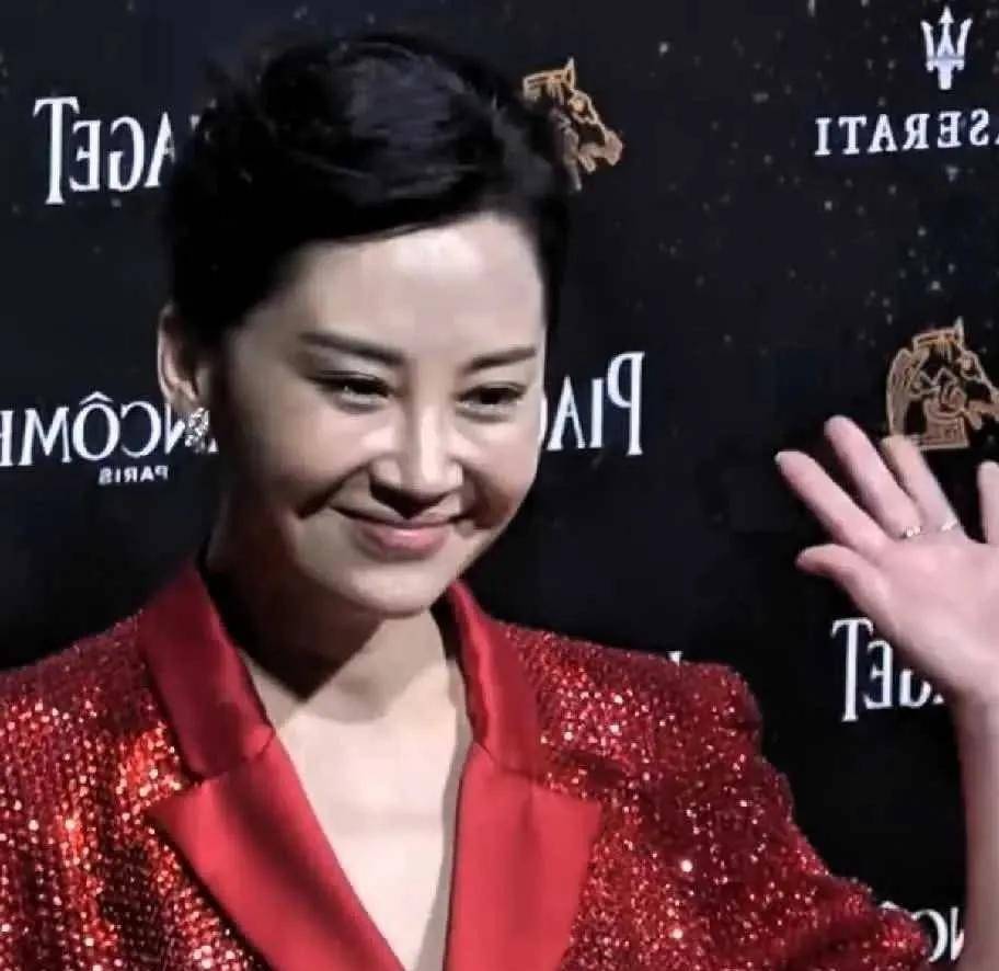 臉僵眼怪認不出！56歲女星被嘲「整到崩壞」這處填充太多　臉部「這部位」成唯一參照物