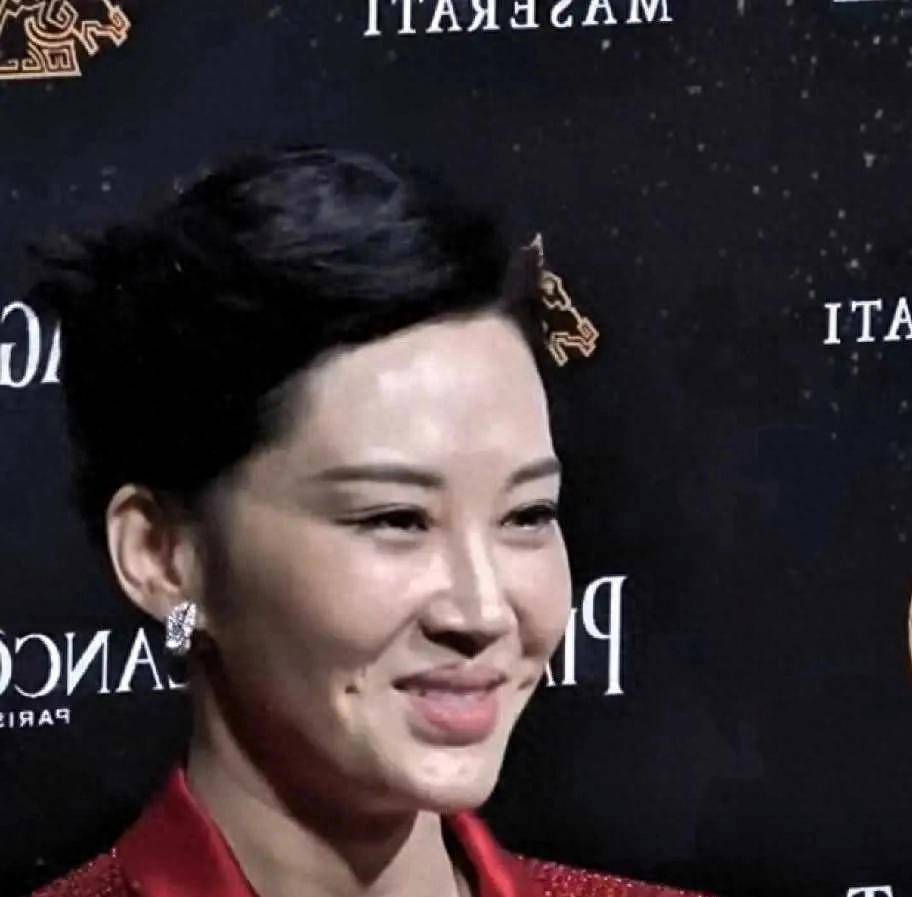 臉僵眼怪認不出！56歲女星被嘲「整到崩壞」這處填充太多　臉部「這部位」成唯一參照物